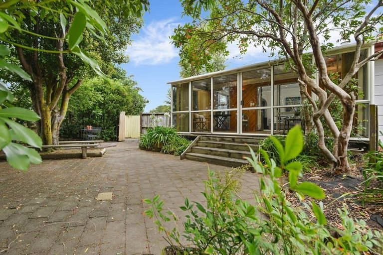 Photo of property in 30 Darren Crescent, Half Moon Bay, Auckland, 2012