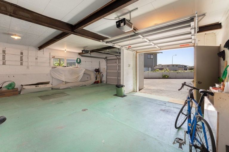 Photo of property in 33 Oratia Street, Waikanae Beach, Waikanae, 5036