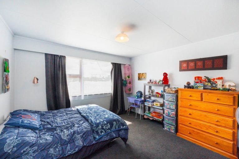 Photo of property in 16 Dunk Place, Milson, Palmerston North, 4414