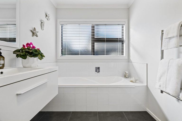 Photo of property in 25 Chestnut Close, Kelvin Grove, Palmerston North, 4414