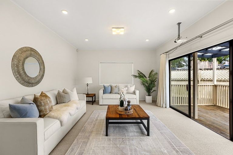 Photo of property in 1042 Great North Road, Point Chevalier, Auckland, 1022