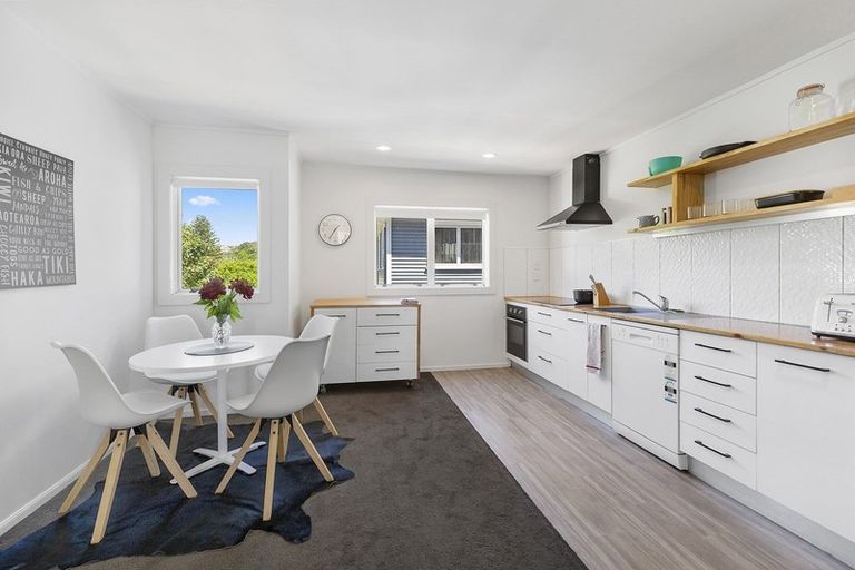 Photo of property in 2/14c Glenmore Street, Thorndon, Wellington, 6011