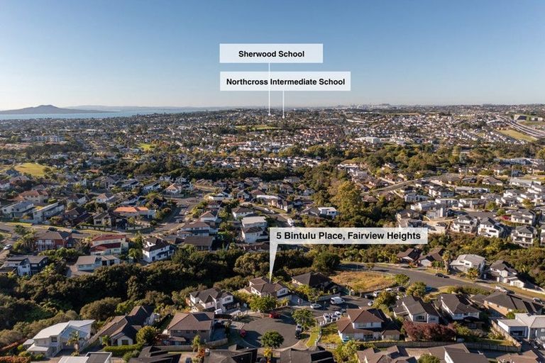 Photo of property in 5 Bintulu Place, Fairview Heights, Auckland, 0632