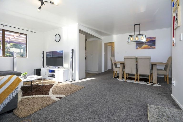 Photo of property in 8 Angeline Place, Massey, Auckland, 0614