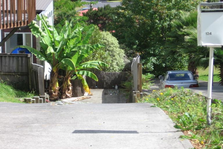 Photo of property in 2/124 Sunset Road, Unsworth Heights, Auckland, 0632