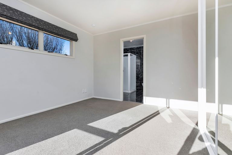 Photo of property in 19 Zefiro Drive, Massey, Auckland, 0614