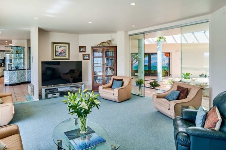 Photo of property in 15 Countess Close, Maupuia, Wellington, 6022