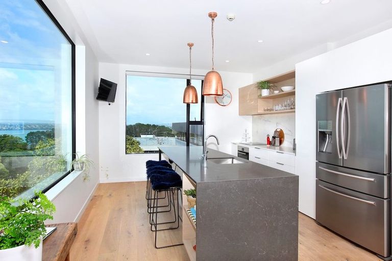 Photo of property in 2/2a Rawene Road, Birkenhead, Auckland, 0626