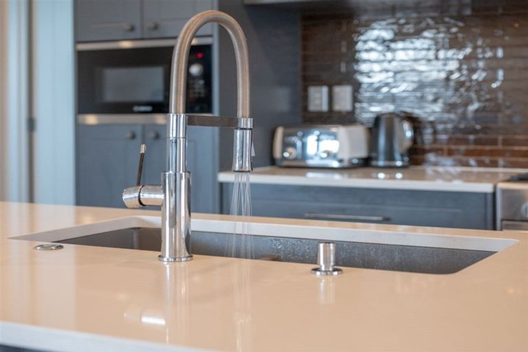 Photo of property in 2 Madden Avenue, Kumeu, 0810