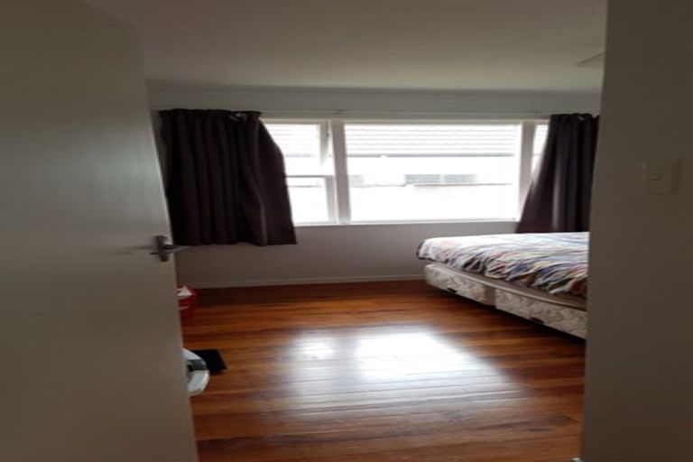 Photo of property in 10 Harding Avenue, Te Atatu South, Auckland, 0610