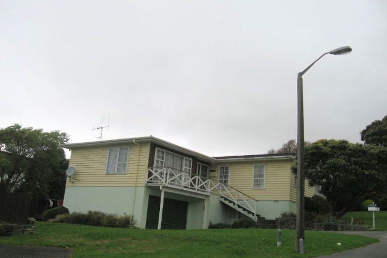 Photo of property in 4 Greyfriars Crescent, Tawa, Wellington, 5028