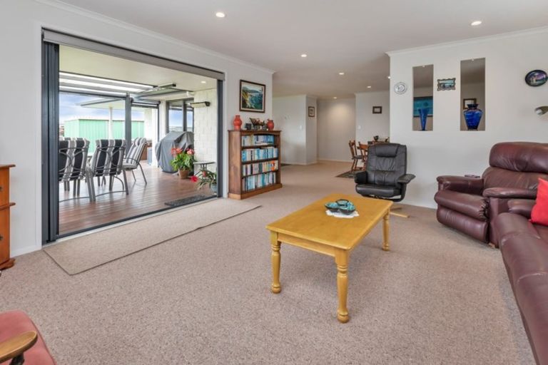 Photo of property in 5 Roto View, One Tree Point, 0118