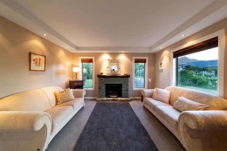 Photo of property in 14 Milward Place, Kelvin Heights, Queenstown, 9300