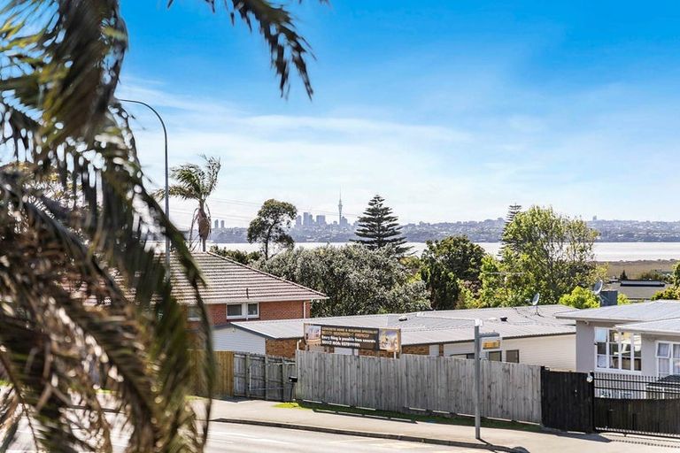 Photo of property in 342 Te Atatu Road, Te Atatu South, Auckland, 0610