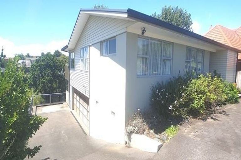 Photo of property in 17 Bert Wilson Place, Cockle Bay, Auckland, 2014