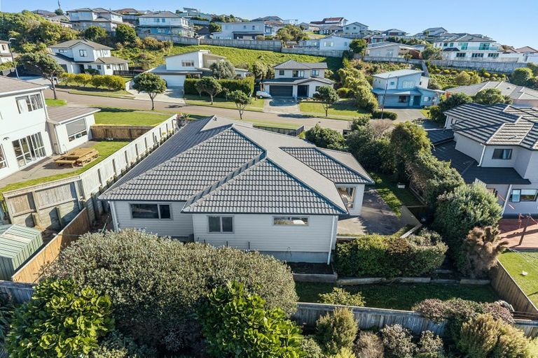 Photo of property in 5 Tongariro Drive, Aotea, Porirua, 5024