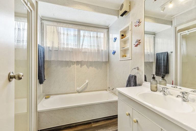 Photo of property in 15 Woolwich Close, Whitby, Porirua, 5024