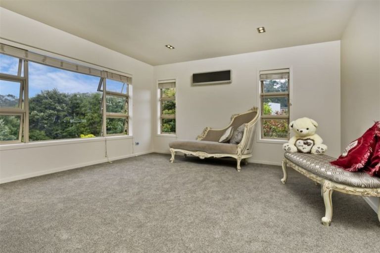 Photo of property in 1 Stow Place, Henderson, Auckland, 0612