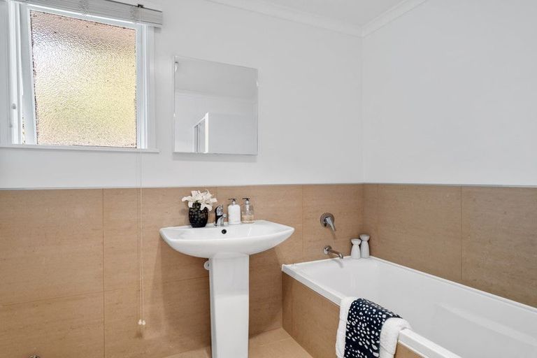 Photo of property in 8 Weatherly Road, Torbay, Auckland, 0630