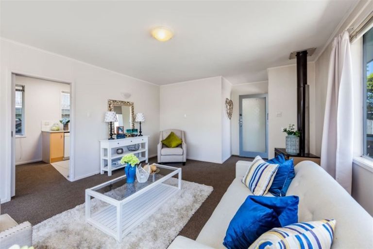 Photo of property in 1/11 Cassia Place, Sunnynook, Auckland, 0620