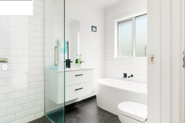 Photo of property in 2/19 Limmer Place, Browns Bay, Auckland, 0632