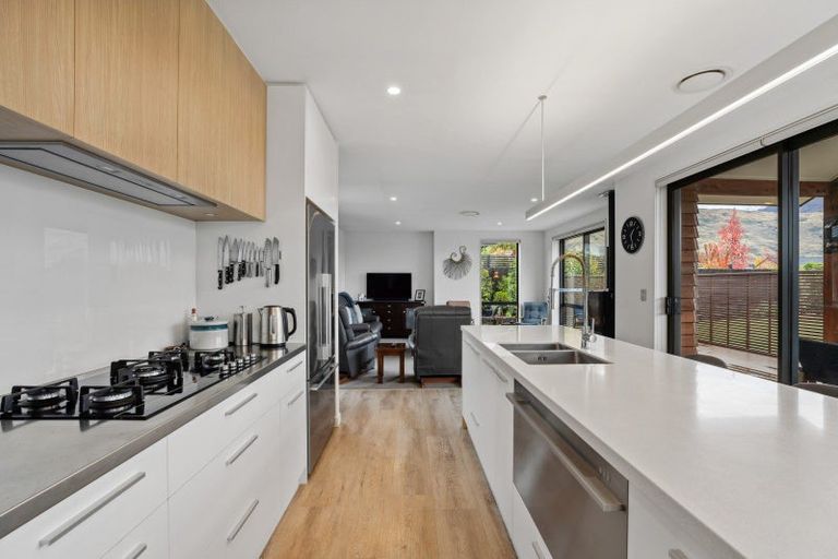 Photo of property in 12 Sapphire Spring Rise, Wanaka, 9305