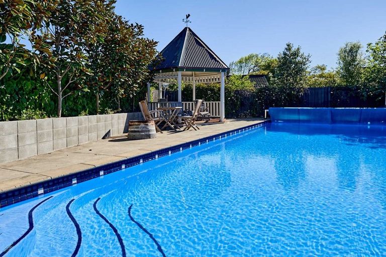 Photo of property in 3 Dillon Street, Lowry Bay, Lower Hutt, 5013