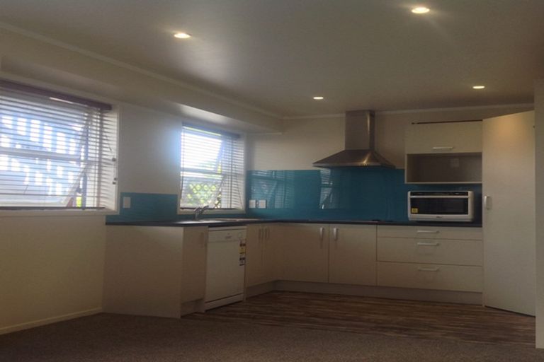 Photo of property in 2/17 Park Road, Glenfield, Auckland, 0629