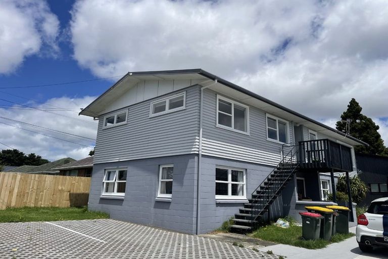 Photo of property in 98 Tirimoana Road, Te Atatu South, Auckland, 0602