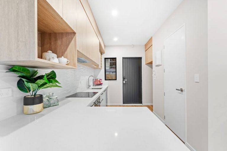 Photo of property in 20 Don Oliver Lane, Glen Eden, 0602