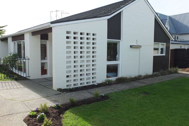 Photo of property in 2/10 Jamell Place, Avonhead, Christchurch, 8042