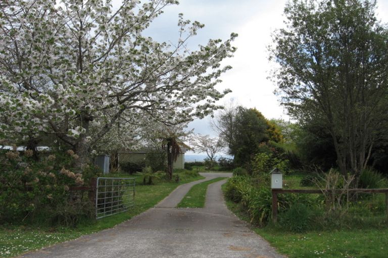 Photo of property in 1 Willow Avenue, Hannahs Bay, Rotorua, 3010