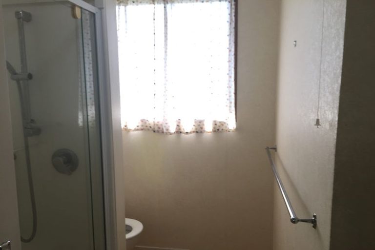 Photo of property in 2/52 Butterworth Drive, Glendene, Auckland, 0602