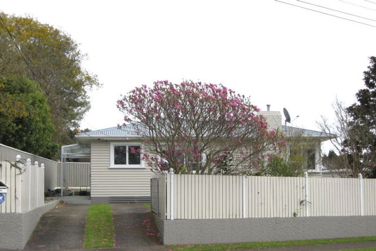 Photo of property in 37 Omata Road, Marfell, New Plymouth, 4310