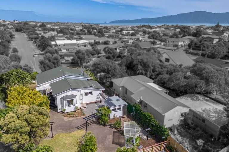 Photo of property in 7 Napier Grove, Waikanae Beach, Waikanae, 5036