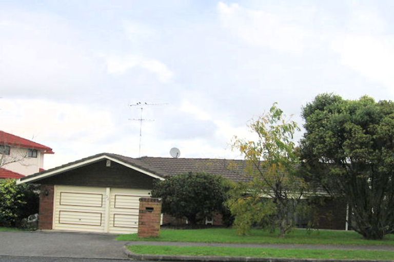 Photo of property in 32 Lexington Drive, Botany Downs, Auckland, 2010