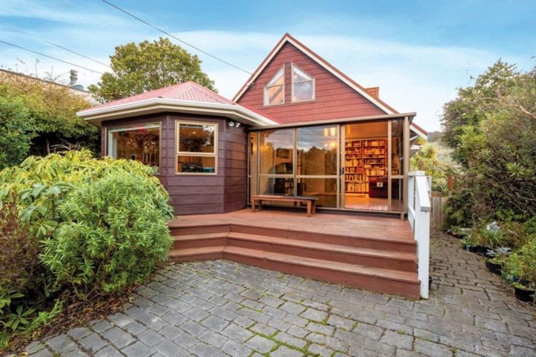 Photo of property in 30 Porterfield Street, Macandrew Bay, Dunedin, 9014