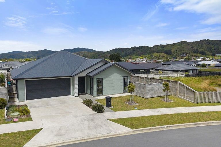 Photo of property in 6 Te Ara O Roimata, Wainuiomata, Lower Hutt, 5014