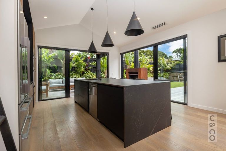 Photo of property in 1 Len Ireland Drive, Kumeu, 0810