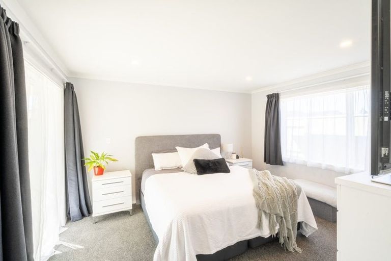 Photo of property in 96 Johnstone Drive, Fitzherbert, Palmerston North, 4410