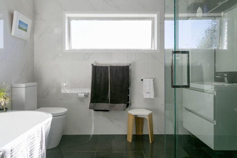 Photo of property in 2/13 Scenic Heights, Acacia Bay, Taupo, 3330