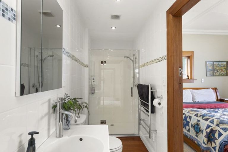 Photo of property in 100 Creswick Terrace, Northland, Wellington, 6012