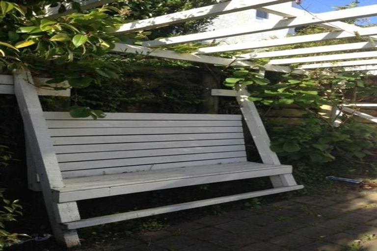 Photo of property in 140 The Ridgeway, Mornington, Wellington, 6021