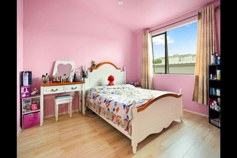 Photo of property in 30/3 Hulme Place, Henderson, Auckland, 0612