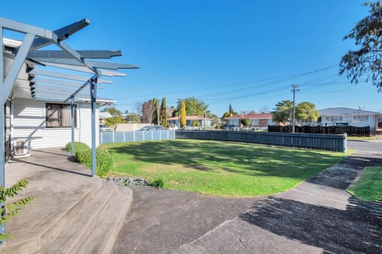 Photo of property in 12 Salas Place, Papakura, 2110