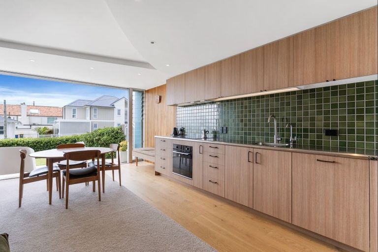 Photo of property in Seaview Apartments, 3/64 Milford Road, Milford, Auckland, 0620