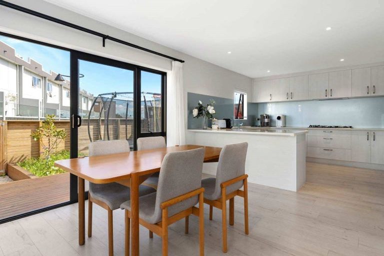 Photo of property in 40 Bordeaux Parade, Te Atatu South, Auckland, 0610