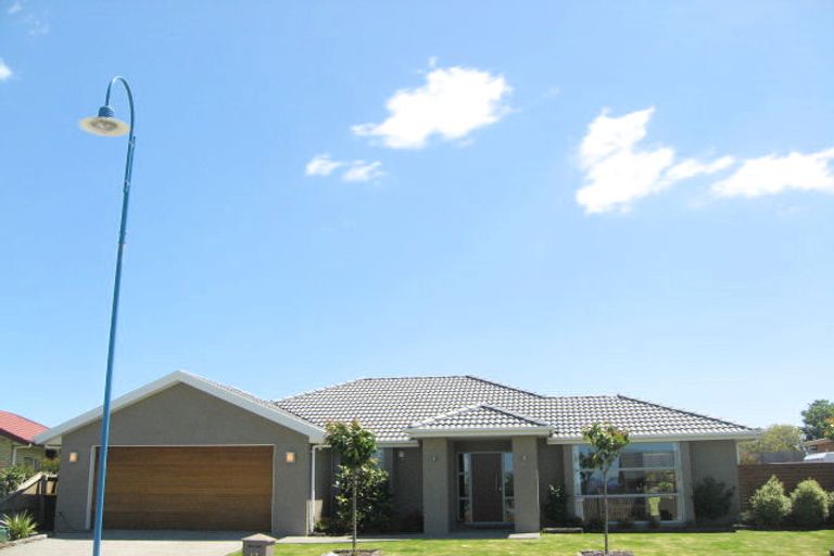 Photo of property in 17 Willowview Drive, Redwood, Christchurch, 8051