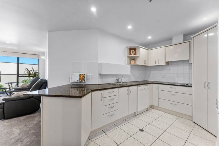 Photo of property in 4e/175 Hurstmere Road, Takapuna, Auckland, 0622