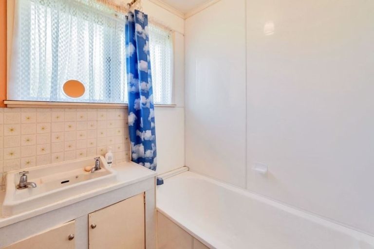 Photo of property in 44 Selwyn Crescent, Forrest Hill, Auckland, 0620